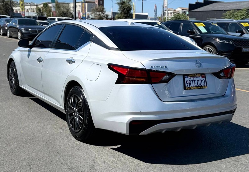 Nissan Altima Vehicle Full-screen Gallery Image 06
