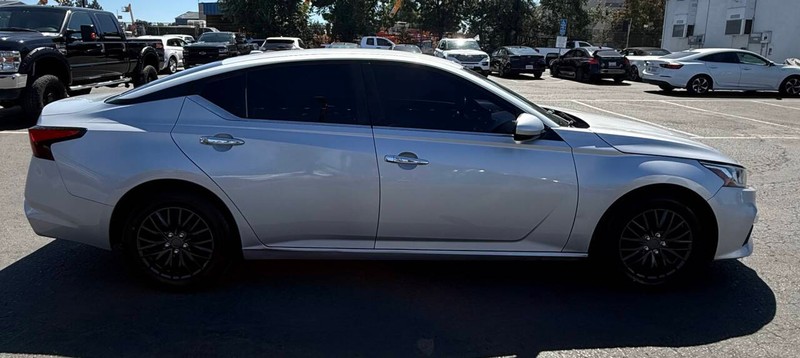 Nissan Altima Vehicle Full-screen Gallery Image 07