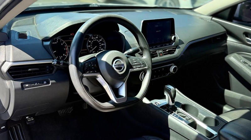 Nissan Altima Vehicle Full-screen Gallery Image 08