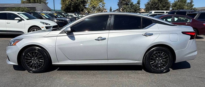 Nissan Altima Vehicle Full-screen Gallery Image 10