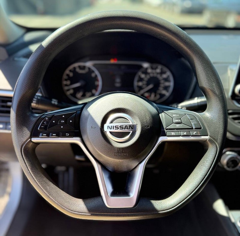 Nissan Altima Vehicle Full-screen Gallery Image 11