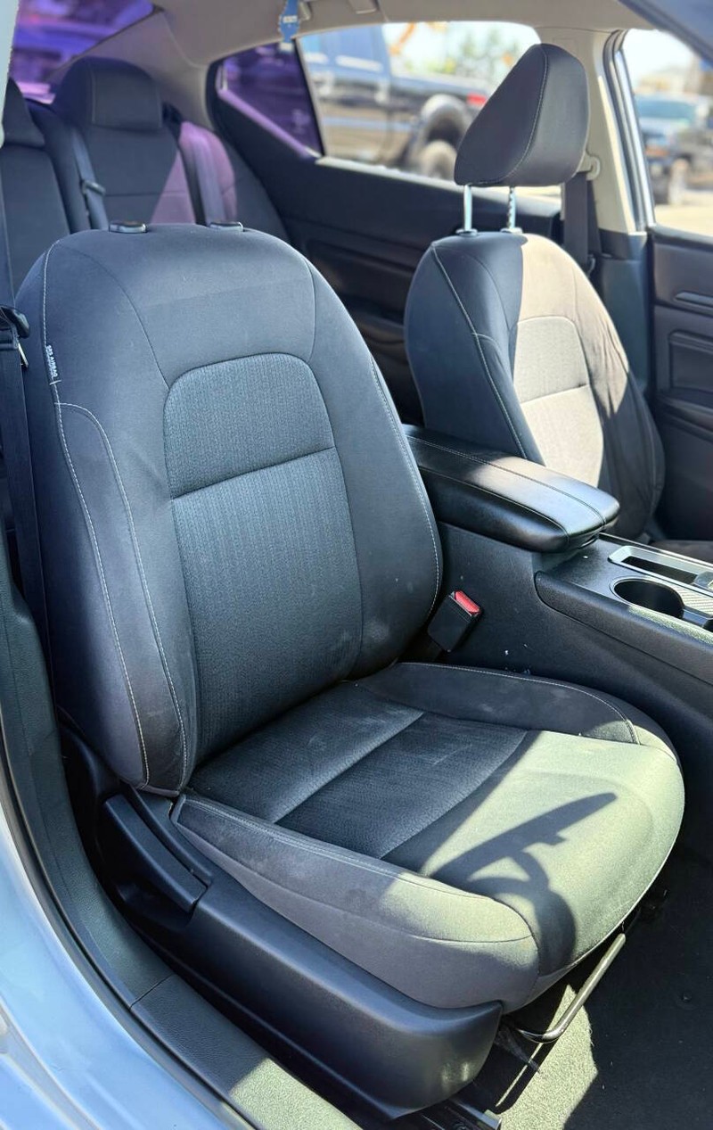 Nissan Altima Vehicle Full-screen Gallery Image 12