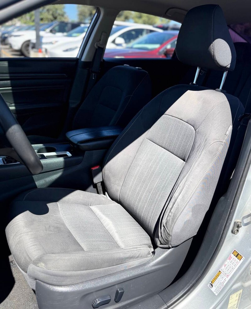 Nissan Altima Vehicle Full-screen Gallery Image 13
