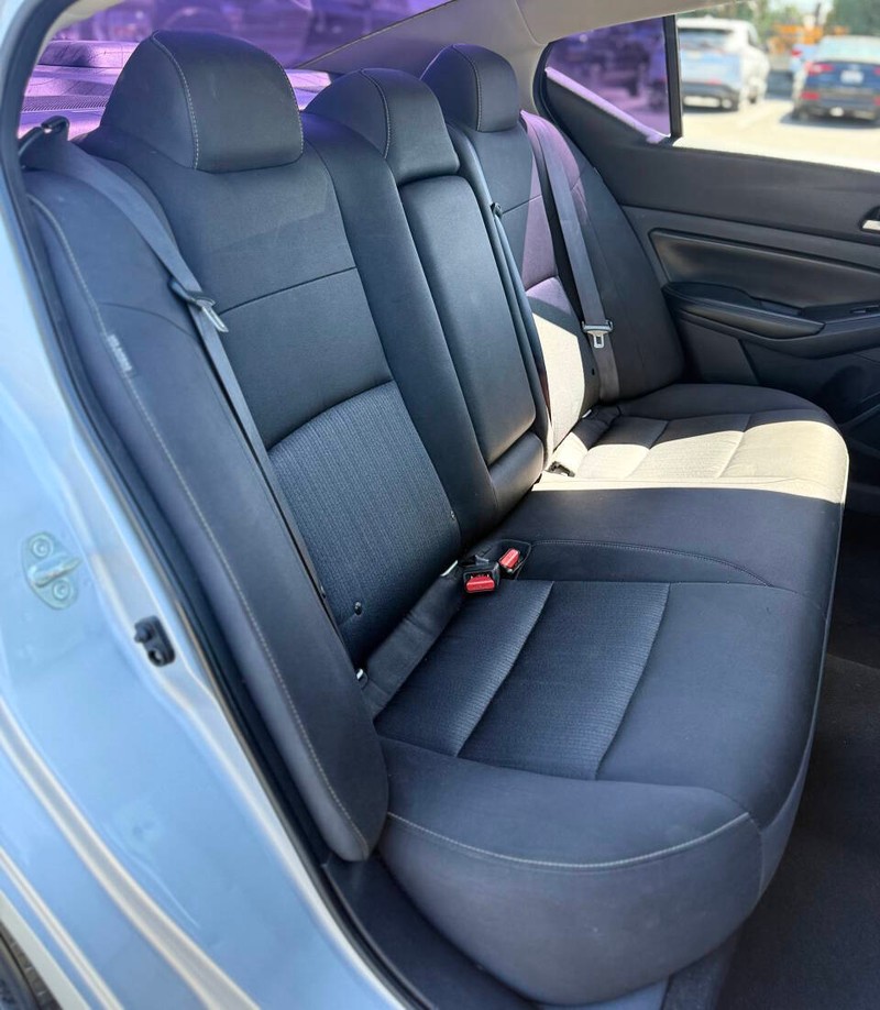 Nissan Altima Vehicle Full-screen Gallery Image 14