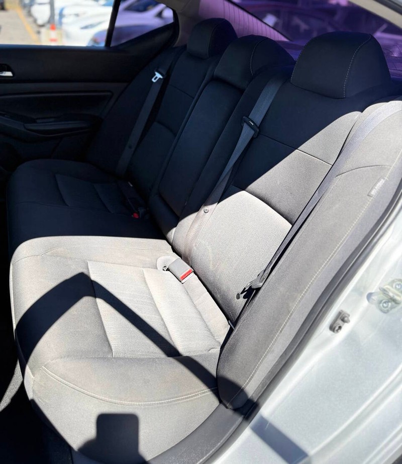 Nissan Altima Vehicle Full-screen Gallery Image 15