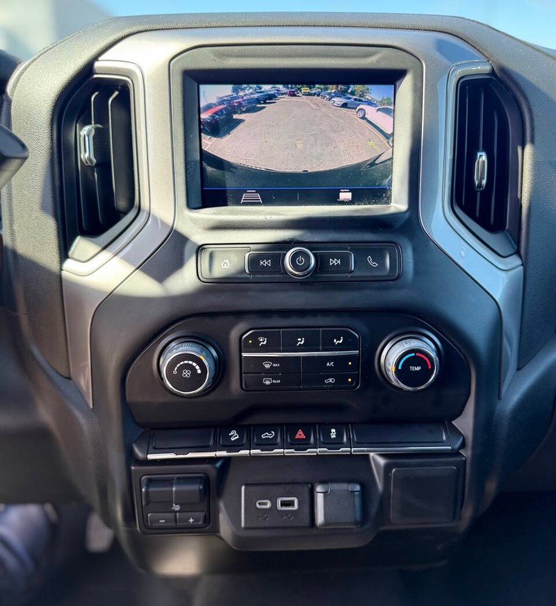 Chevrolet Silverado 1500 Vehicle Full-screen Gallery Image 09