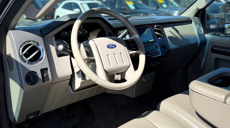 Ford Super Duty F-350 SRW Vehicle Full-screen Gallery Image 09
