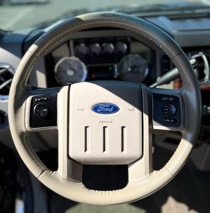 Ford Super Duty F-350 SRW Vehicle Full-screen Gallery Image 11