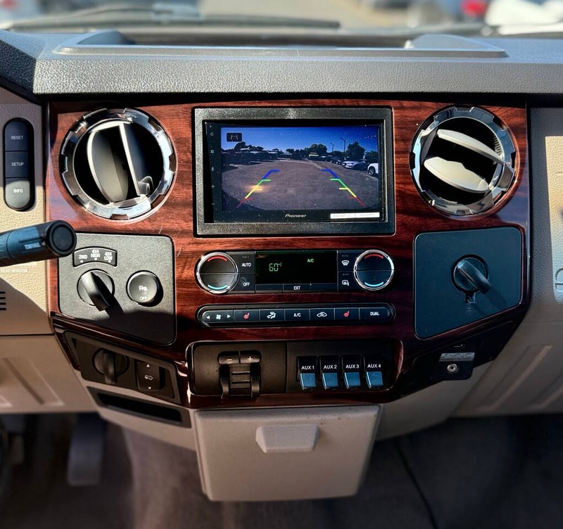 Ford Super Duty F-350 SRW Vehicle Full-screen Gallery Image 12