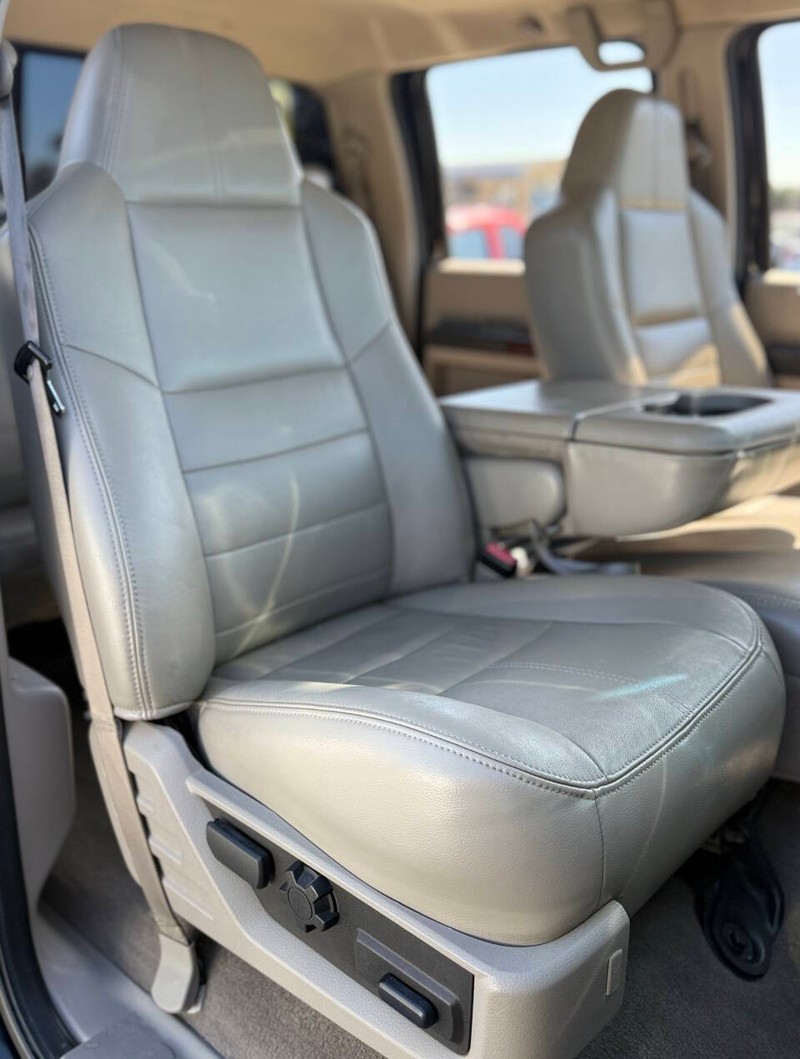 Ford Super Duty F-350 SRW Vehicle Full-screen Gallery Image 14