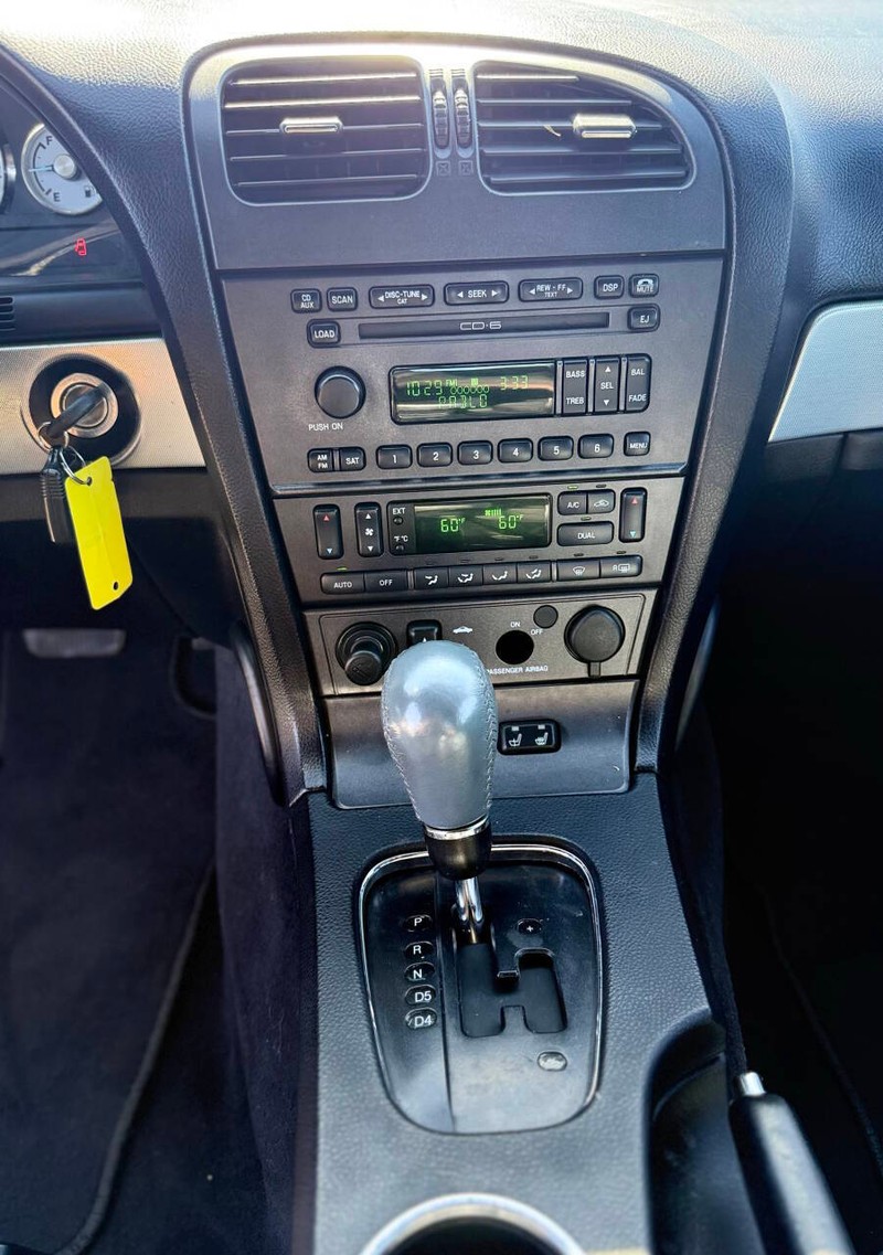 Ford Thunderbird Vehicle Full-screen Gallery Image 10