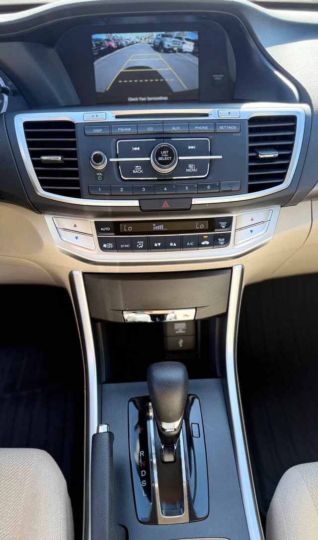 Honda Accord Sedan Vehicle Full-screen Gallery Image 12