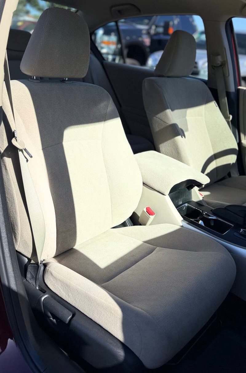 Honda Accord Sedan Vehicle Full-screen Gallery Image 13