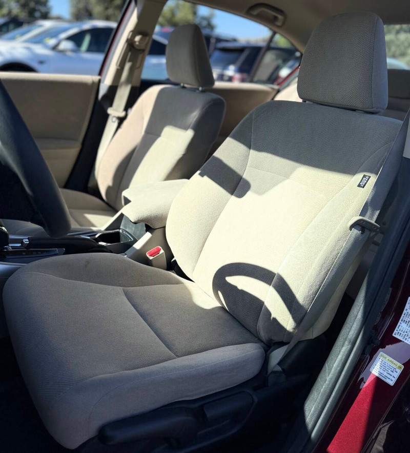 Honda Accord Sedan Vehicle Full-screen Gallery Image 14