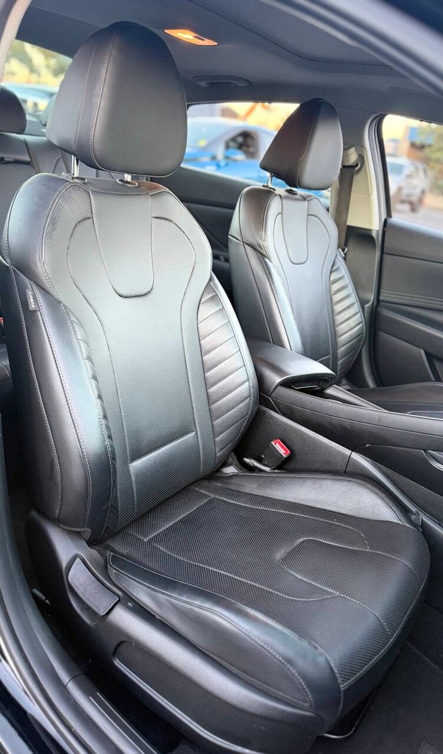 Hyundai Elantra Hybrid Vehicle Full-screen Gallery Image 13