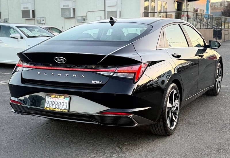 Hyundai Elantra Hybrid Vehicle Full-screen Gallery Image 04