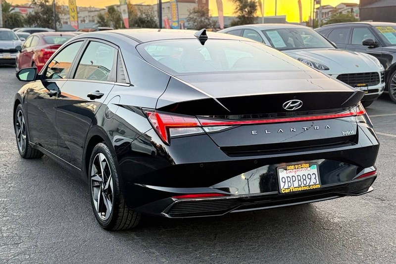 Hyundai Elantra Hybrid Vehicle Full-screen Gallery Image 06