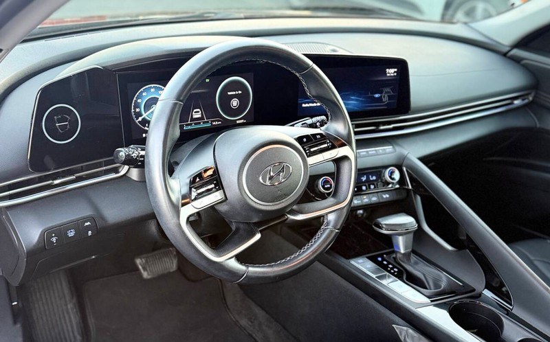 Hyundai Elantra Hybrid Vehicle Full-screen Gallery Image 09