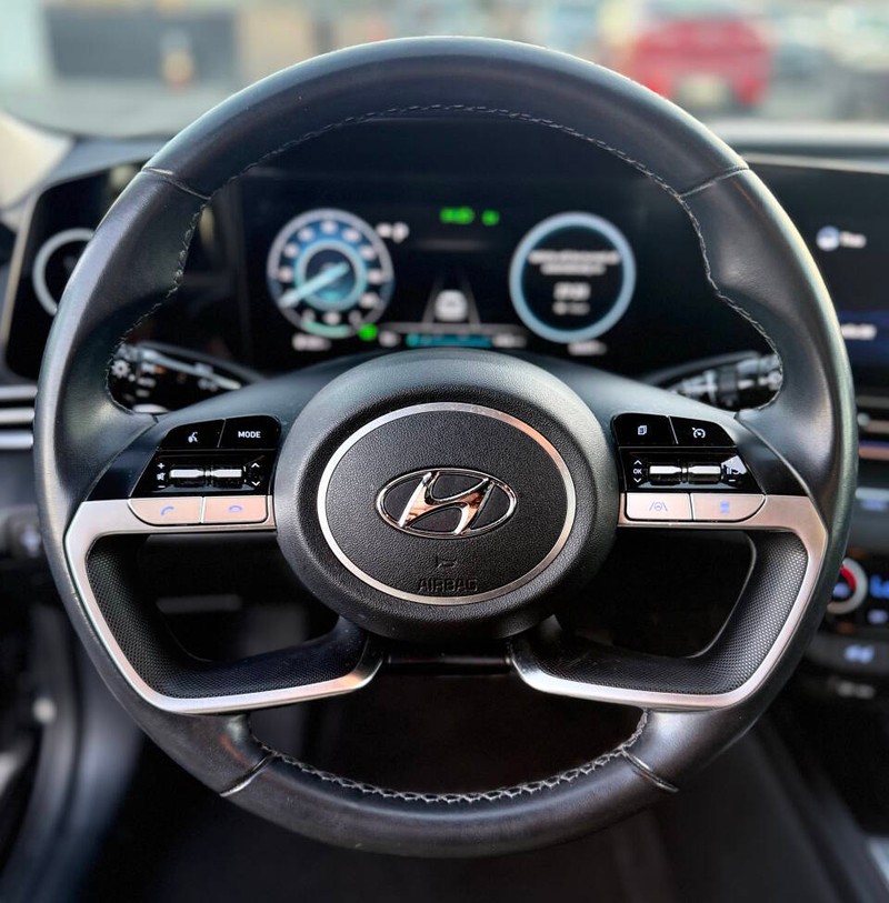 Hyundai Elantra Hybrid Vehicle Full-screen Gallery Image 10