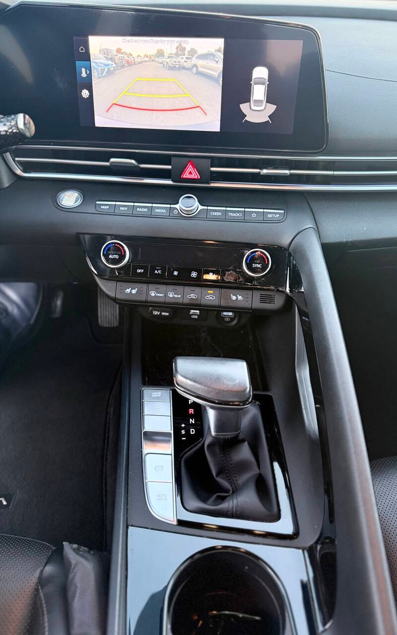 Hyundai Elantra Hybrid Vehicle Full-screen Gallery Image 11
