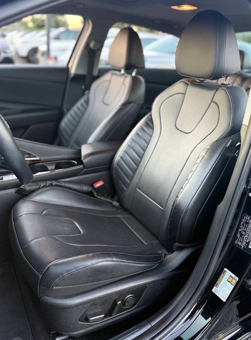 Hyundai Elantra Hybrid Vehicle Full-screen Gallery Image 12