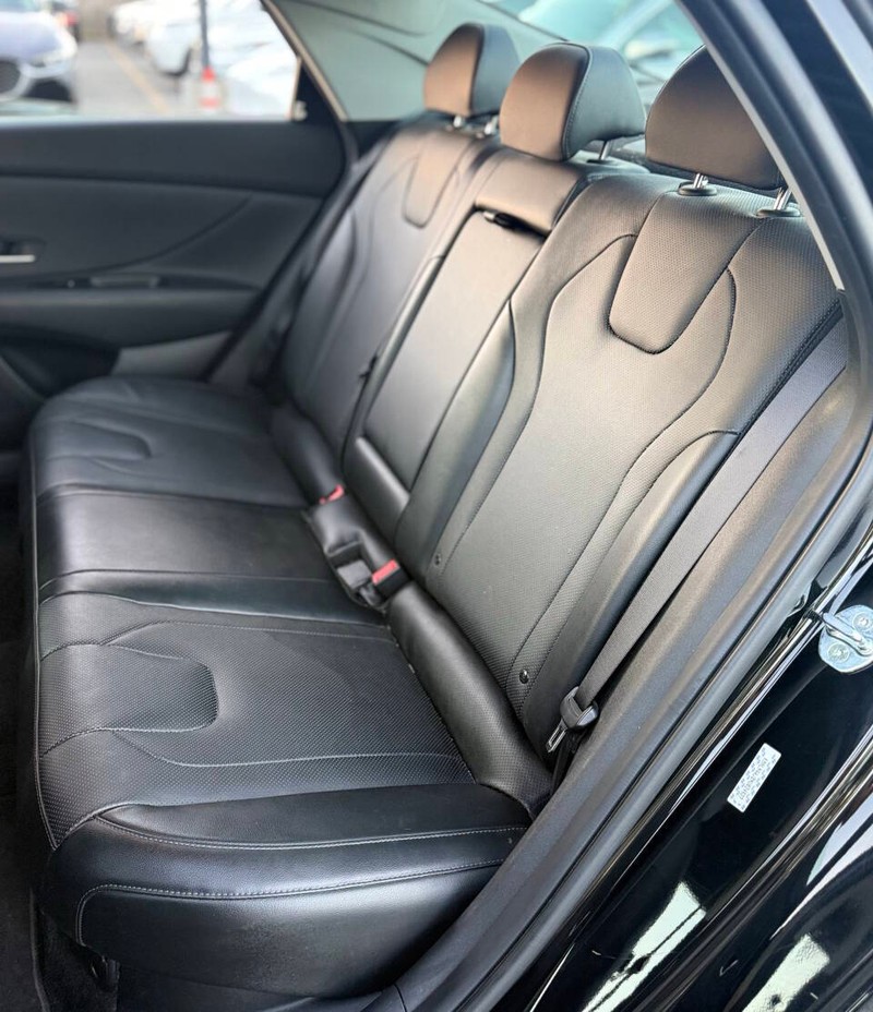 Hyundai Elantra Hybrid Vehicle Full-screen Gallery Image 15