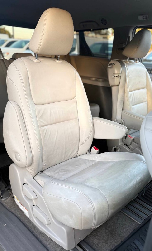 Toyota Sienna Vehicle Full-screen Gallery Image 16