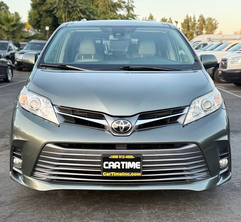 Toyota Sienna Vehicle Full-screen Gallery Image 02