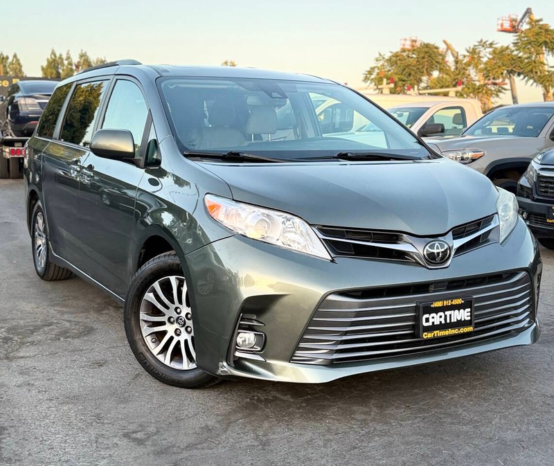 Toyota Sienna Vehicle Full-screen Gallery Image 03