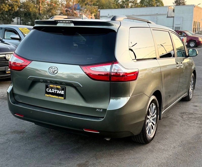 Toyota Sienna Vehicle Full-screen Gallery Image 04