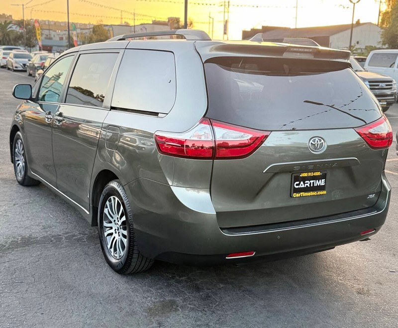 Toyota Sienna Vehicle Full-screen Gallery Image 06
