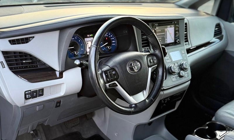 Toyota Sienna Vehicle Full-screen Gallery Image 07