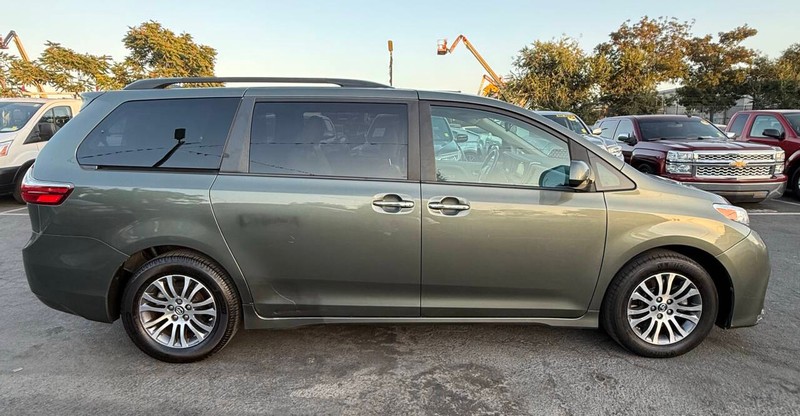 Toyota Sienna Vehicle Full-screen Gallery Image 08
