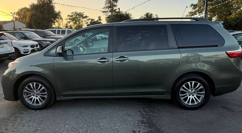 Toyota Sienna Vehicle Full-screen Gallery Image 09