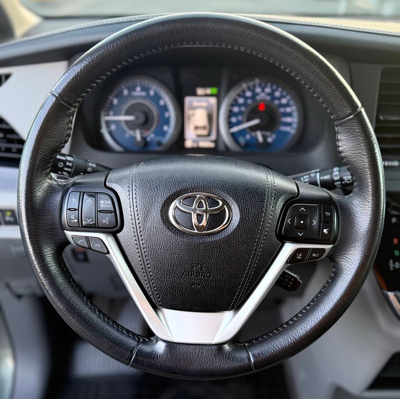 Toyota Sienna Vehicle Full-screen Gallery Image 10