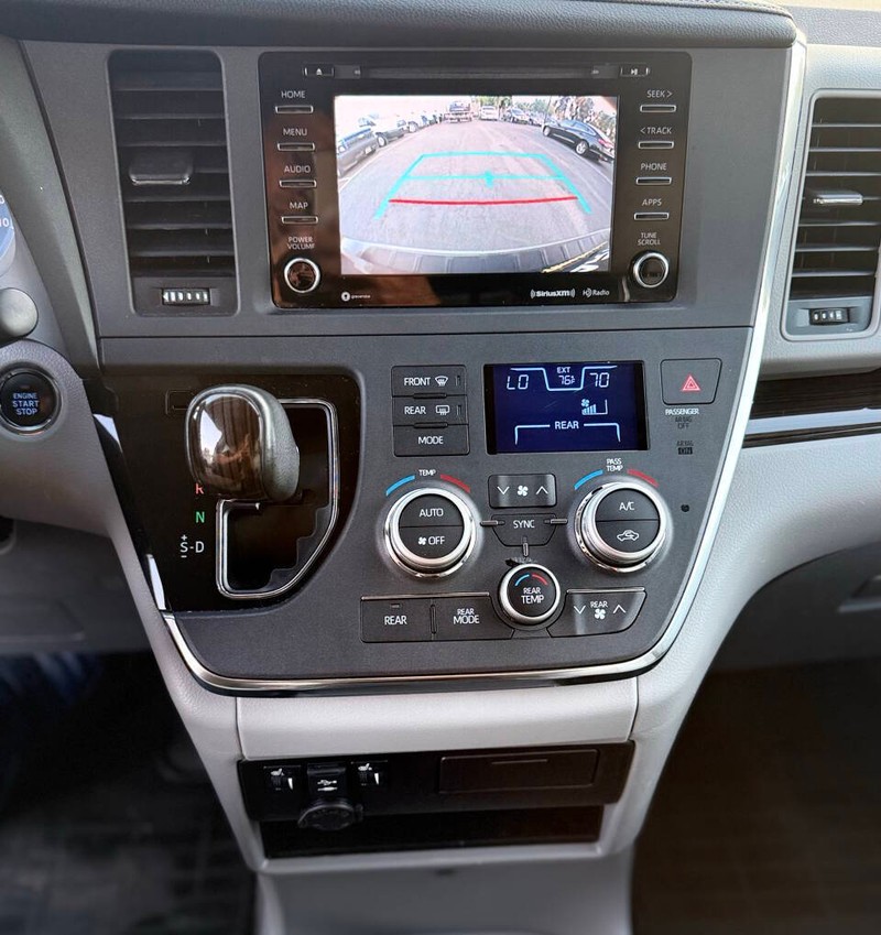 Toyota Sienna Vehicle Full-screen Gallery Image 12