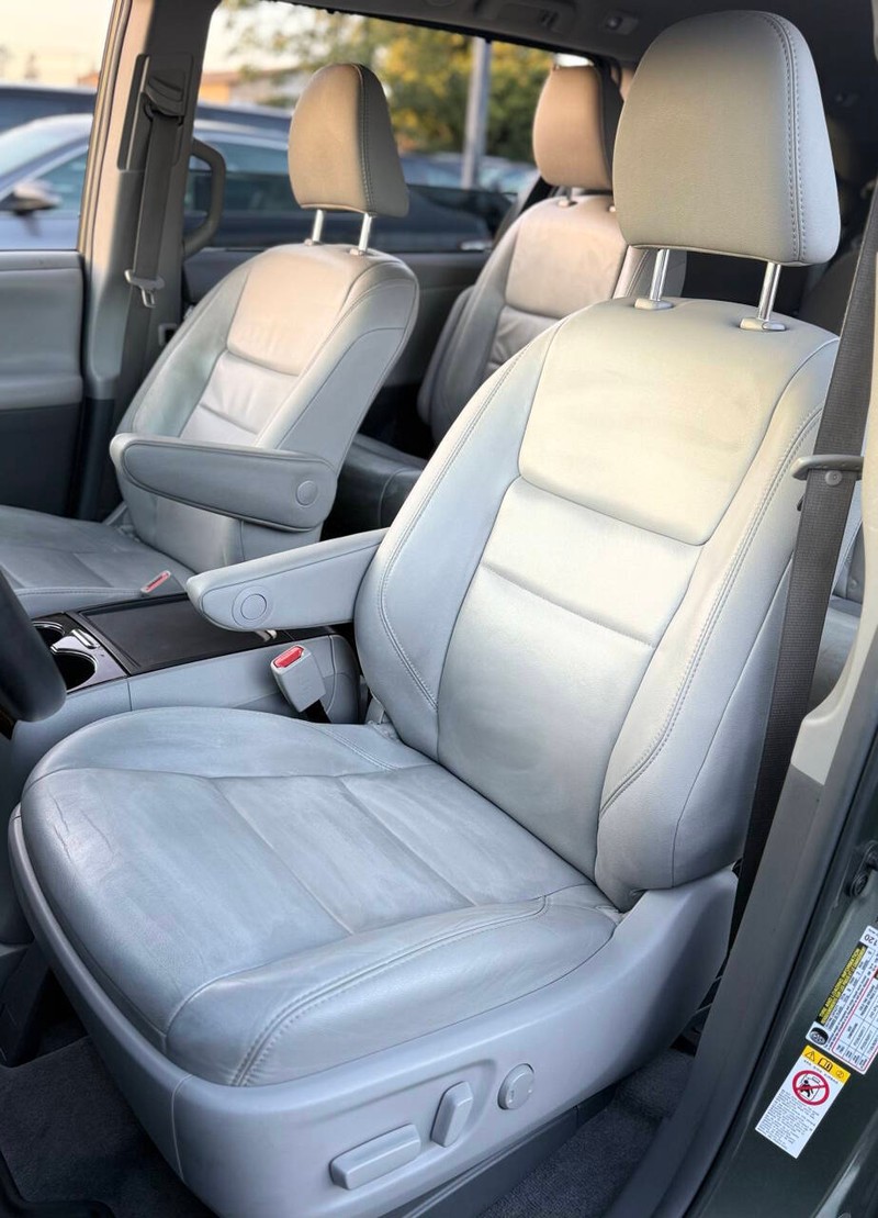 Toyota Sienna Vehicle Full-screen Gallery Image 13