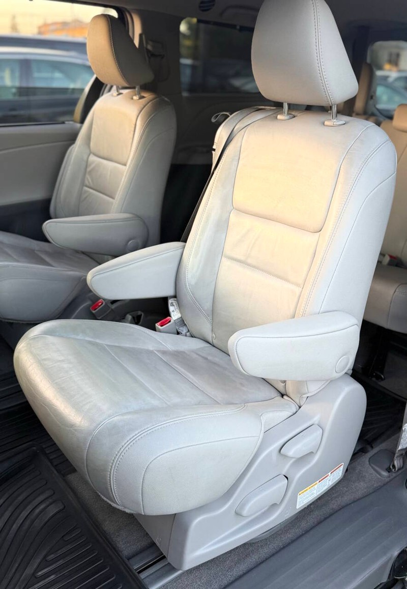 Toyota Sienna Vehicle Full-screen Gallery Image 15