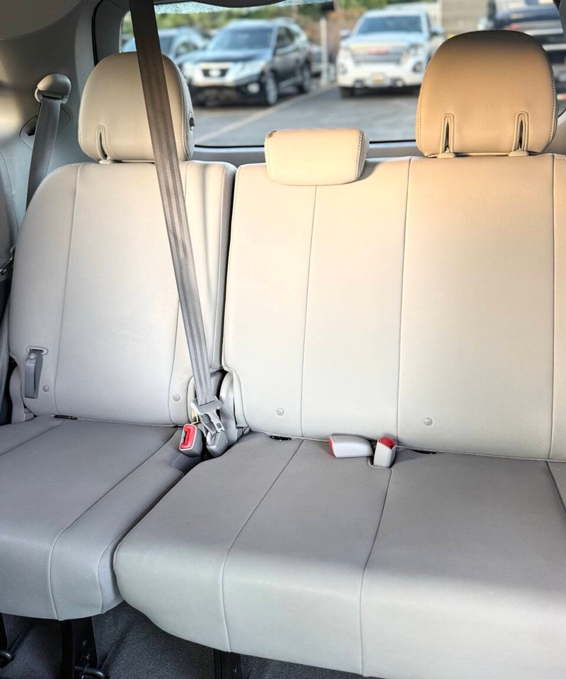 Toyota Sienna Vehicle Full-screen Gallery Image 17