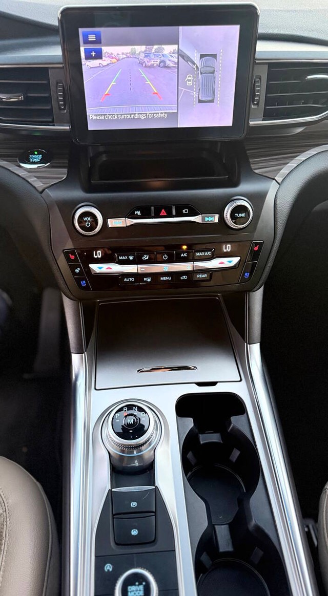 Ford Explorer Vehicle Full-screen Gallery Image 11