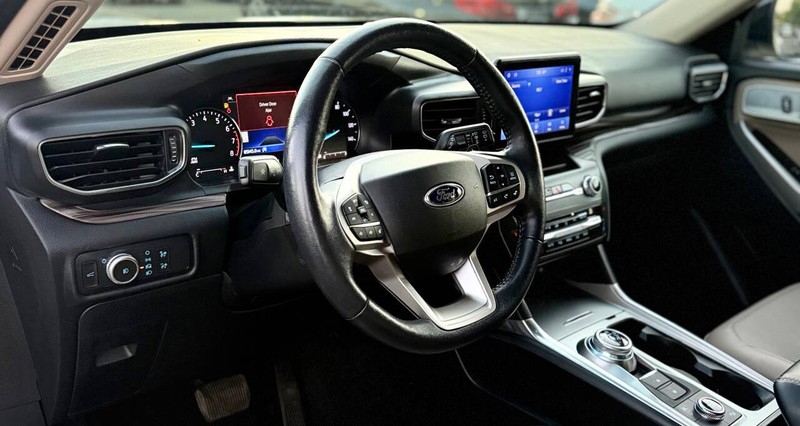 Ford Explorer Vehicle Full-screen Gallery Image 09