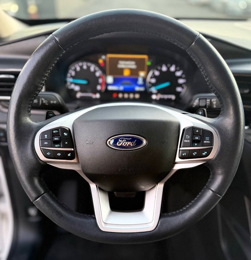 Ford Explorer Vehicle Full-screen Gallery Image 10