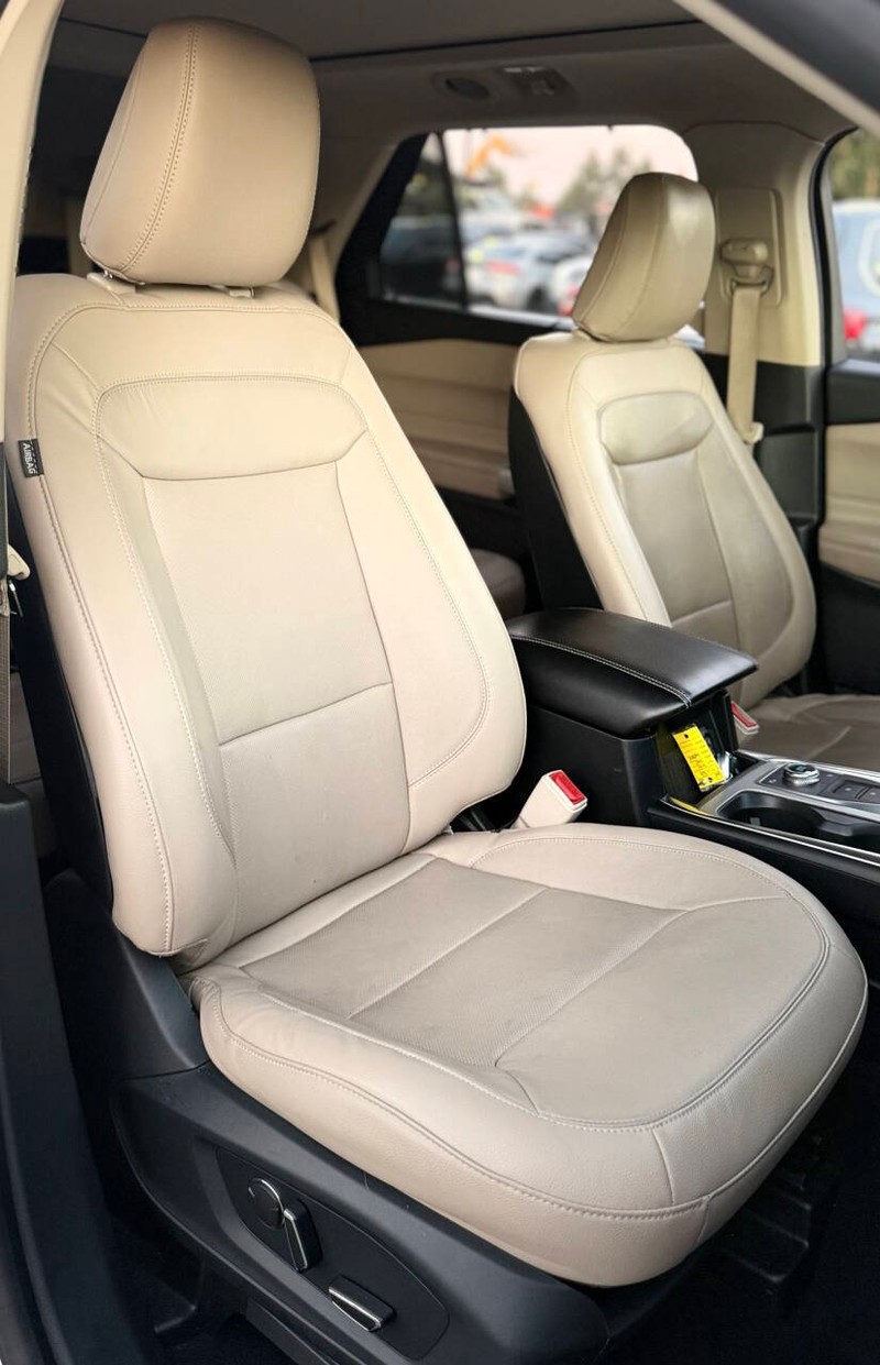 Ford Explorer Vehicle Full-screen Gallery Image 13