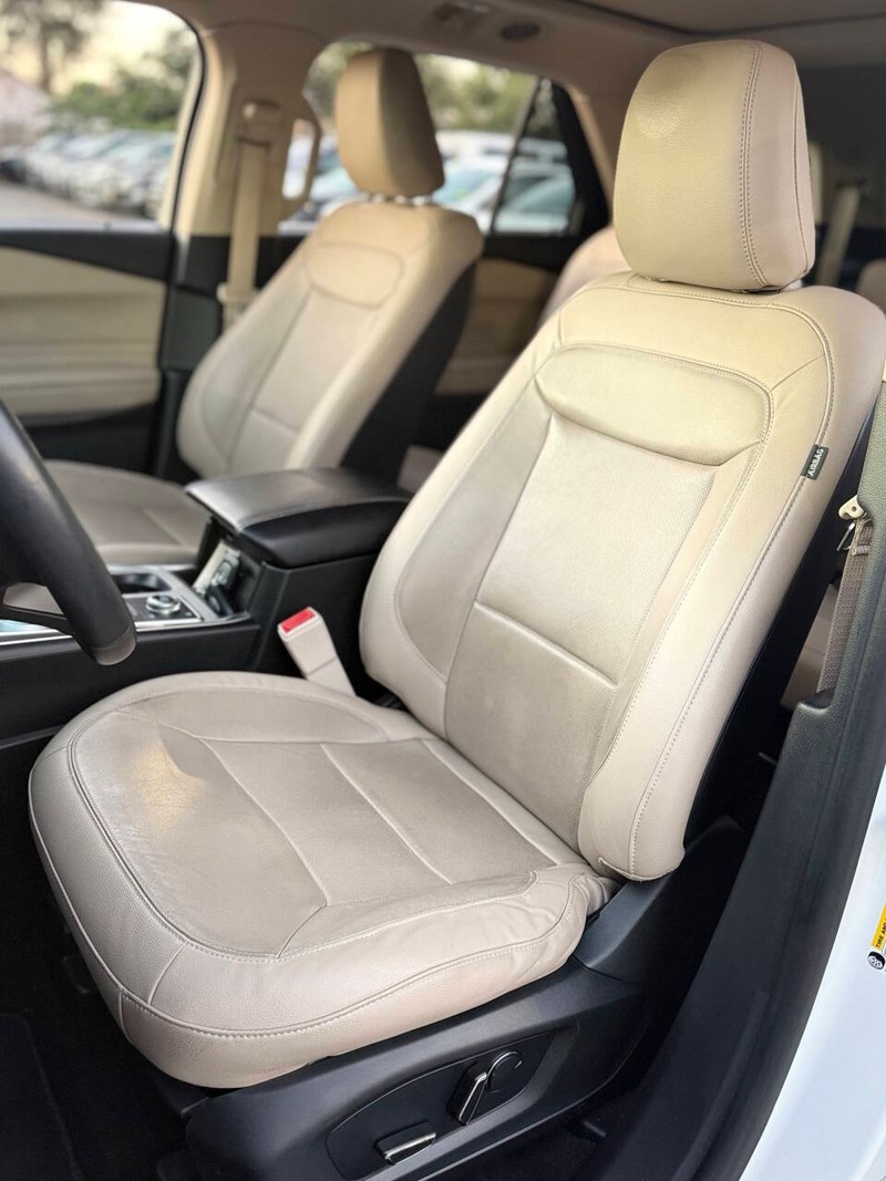 Ford Explorer Vehicle Full-screen Gallery Image 14