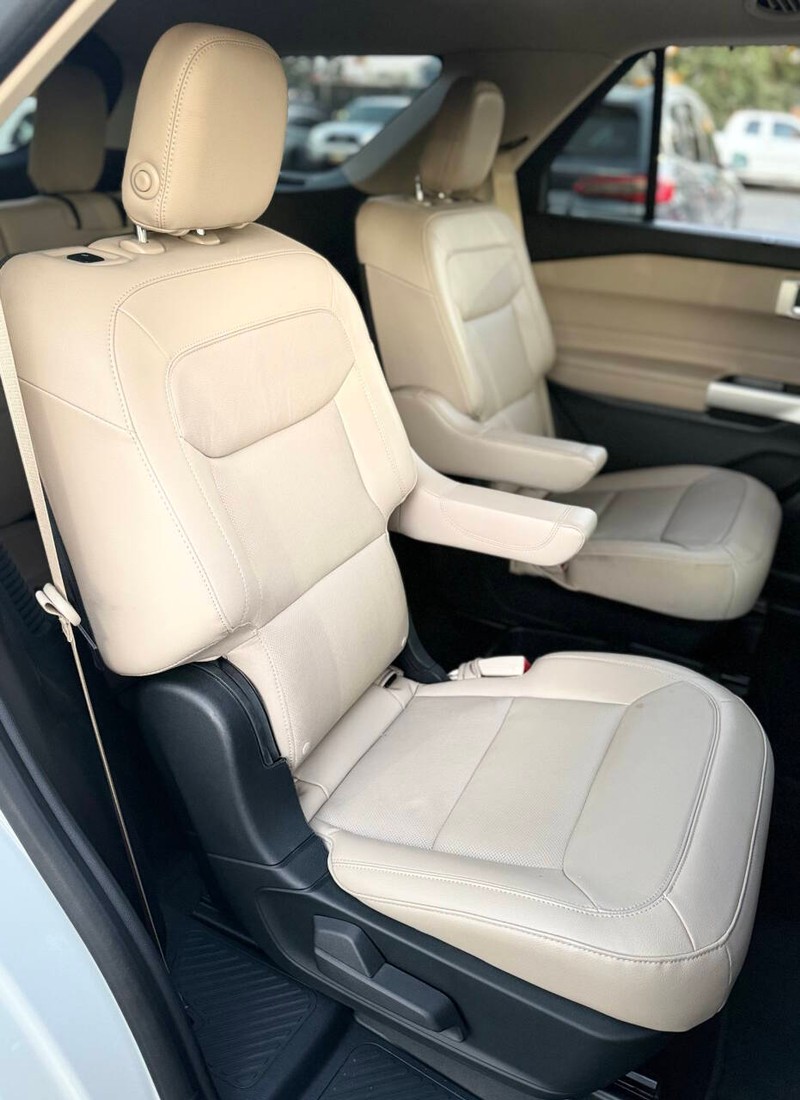 Ford Explorer Vehicle Full-screen Gallery Image 15