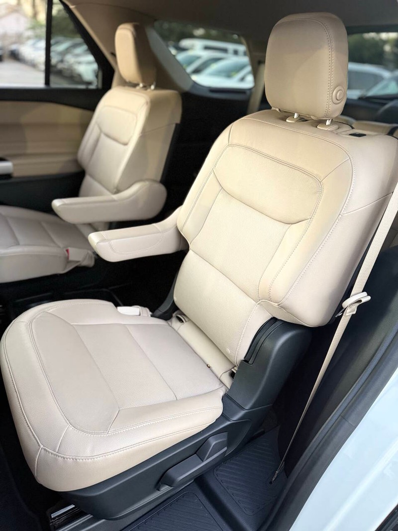 Ford Explorer Vehicle Full-screen Gallery Image 16