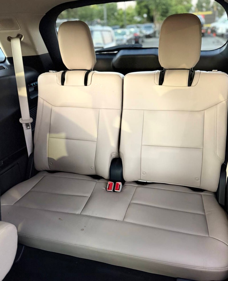 Ford Explorer Vehicle Full-screen Gallery Image 17