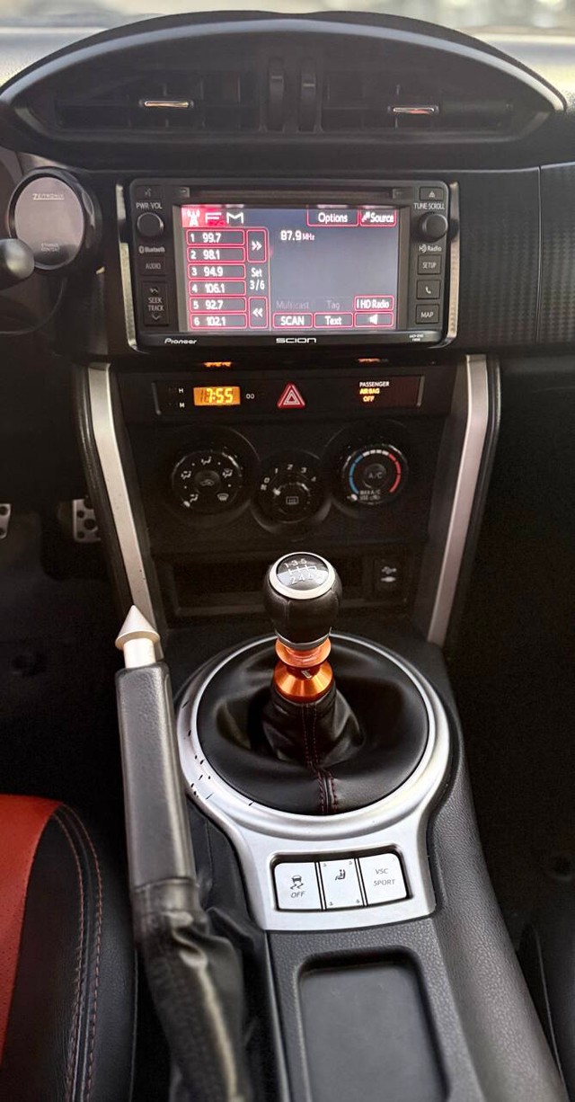 Scion FR-S Vehicle Full-screen Gallery Image 11