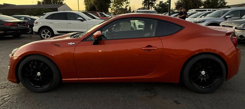 Scion FR-S Vehicle Full-screen Gallery Image 07