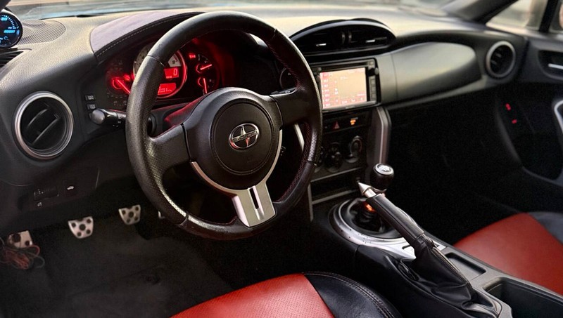 Scion FR-S Vehicle Full-screen Gallery Image 09